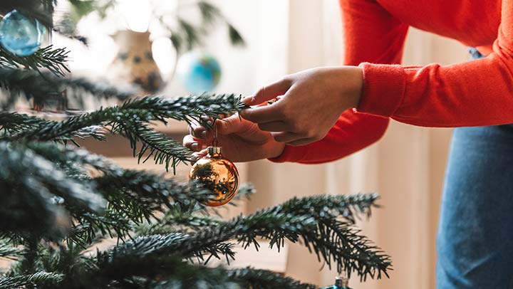 Saiba como fazer uma árvore de Natal reciclada