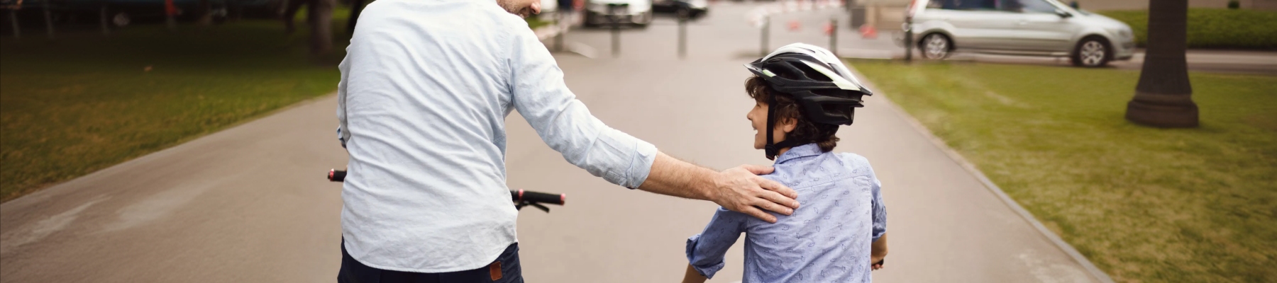adulto e menor a andarem de bicicleta