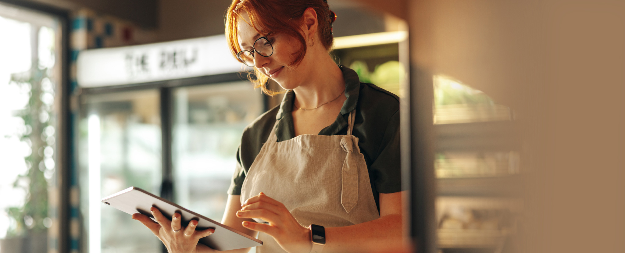 mulher a mexer em tablet no local de trabalho