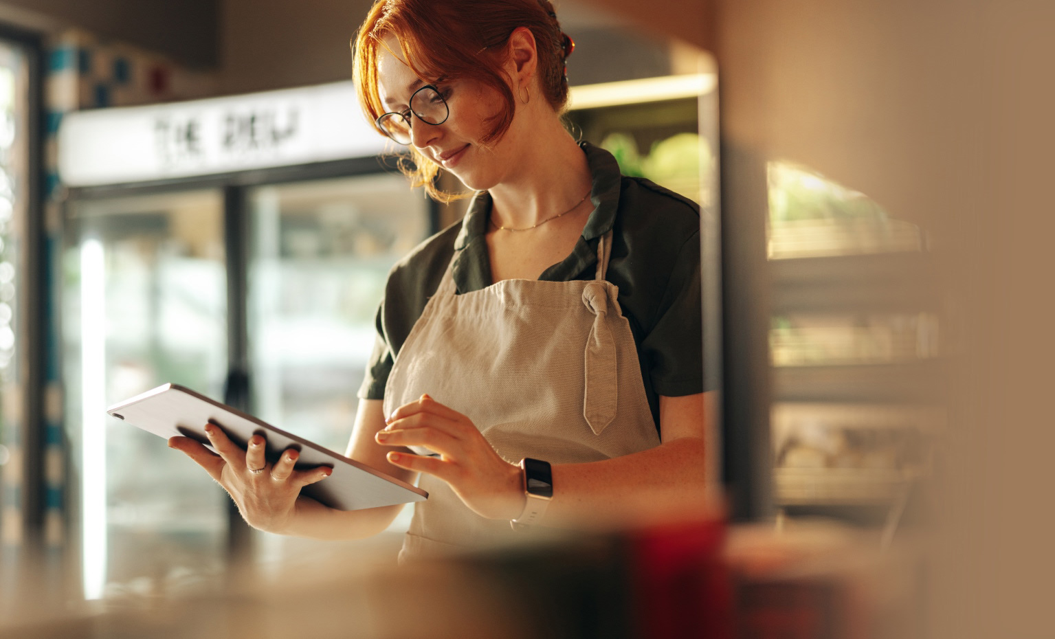 mulher a mexer em tablet no local de trabalho