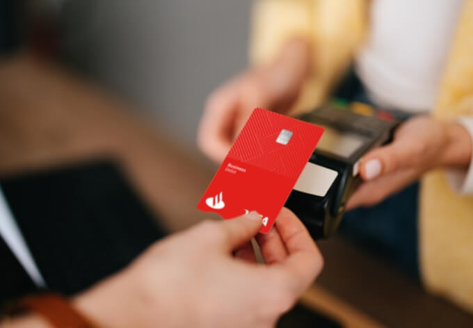 pessoa a pagar com cartão do Santander por contacteless