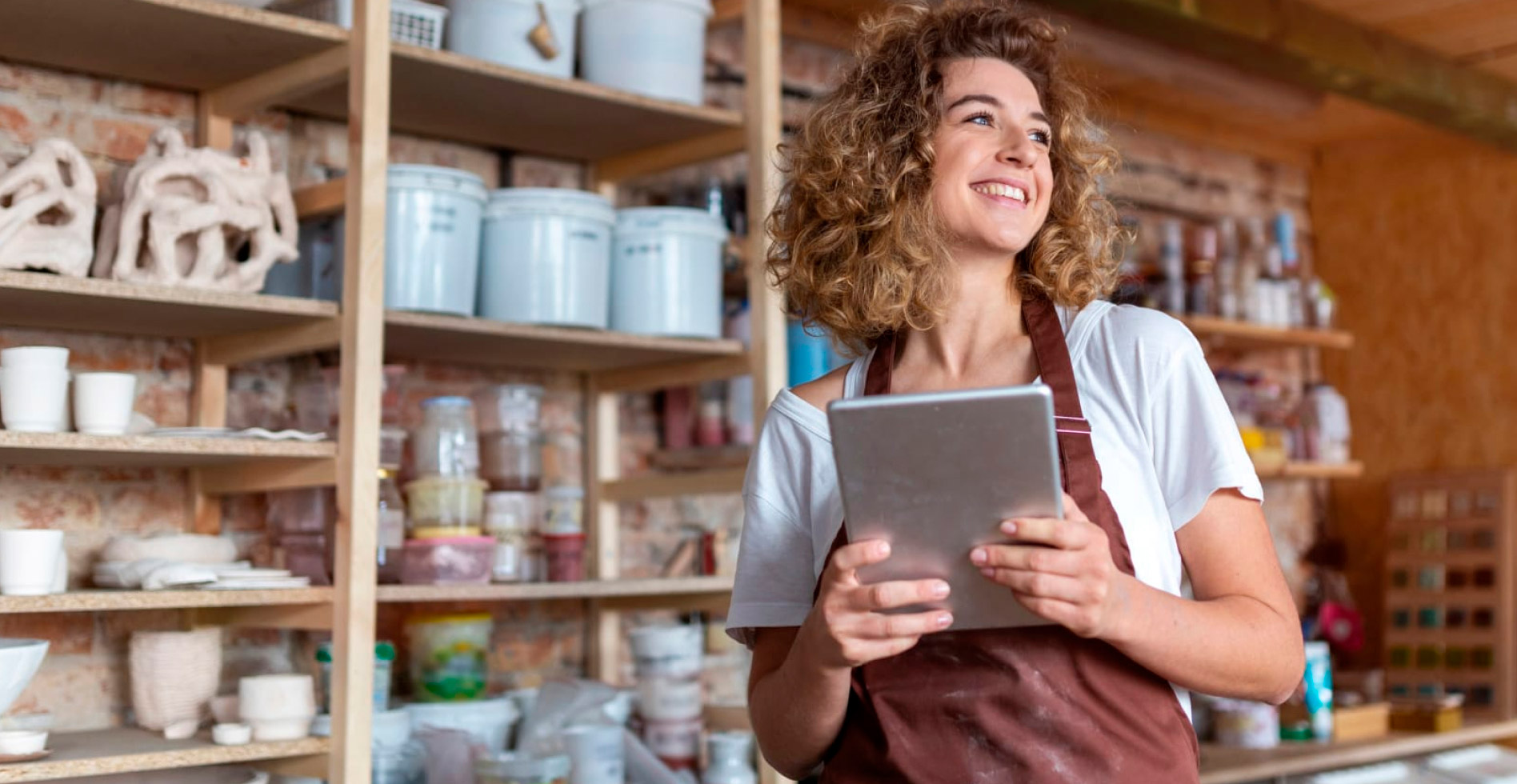 empregada sorridente em loja a segurar um tablet