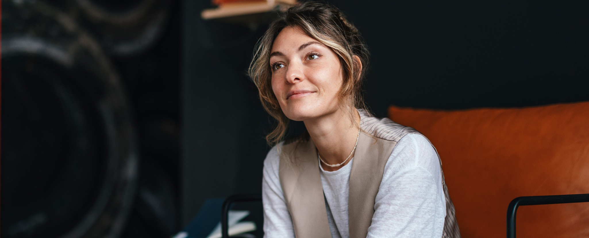 mulher sentada e de olhos abertos em contemplação