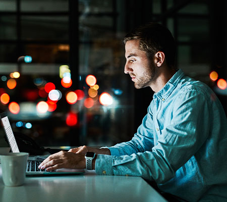 Empreendedor a trabalhar no escritório durante a noite