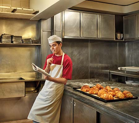 Jovem aspirante a cozinheiro a estudar