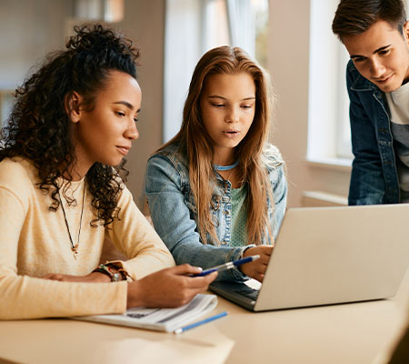 Começa agora; Pessoas a estudarem em grupo e a olhar para o PC