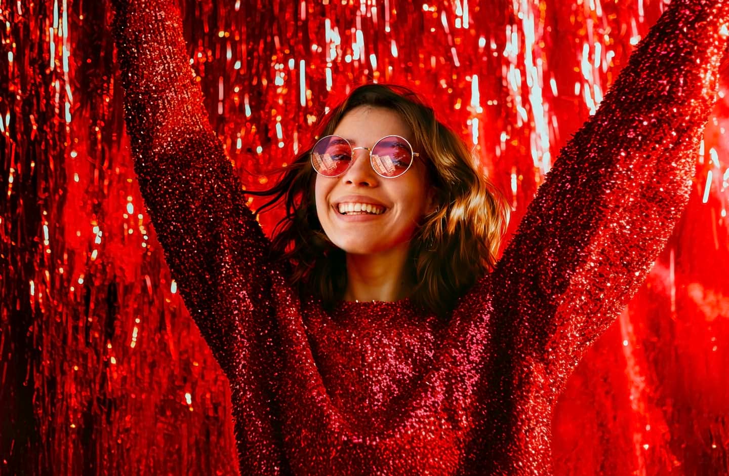 mulher jovem animada a dançar de braços no ar