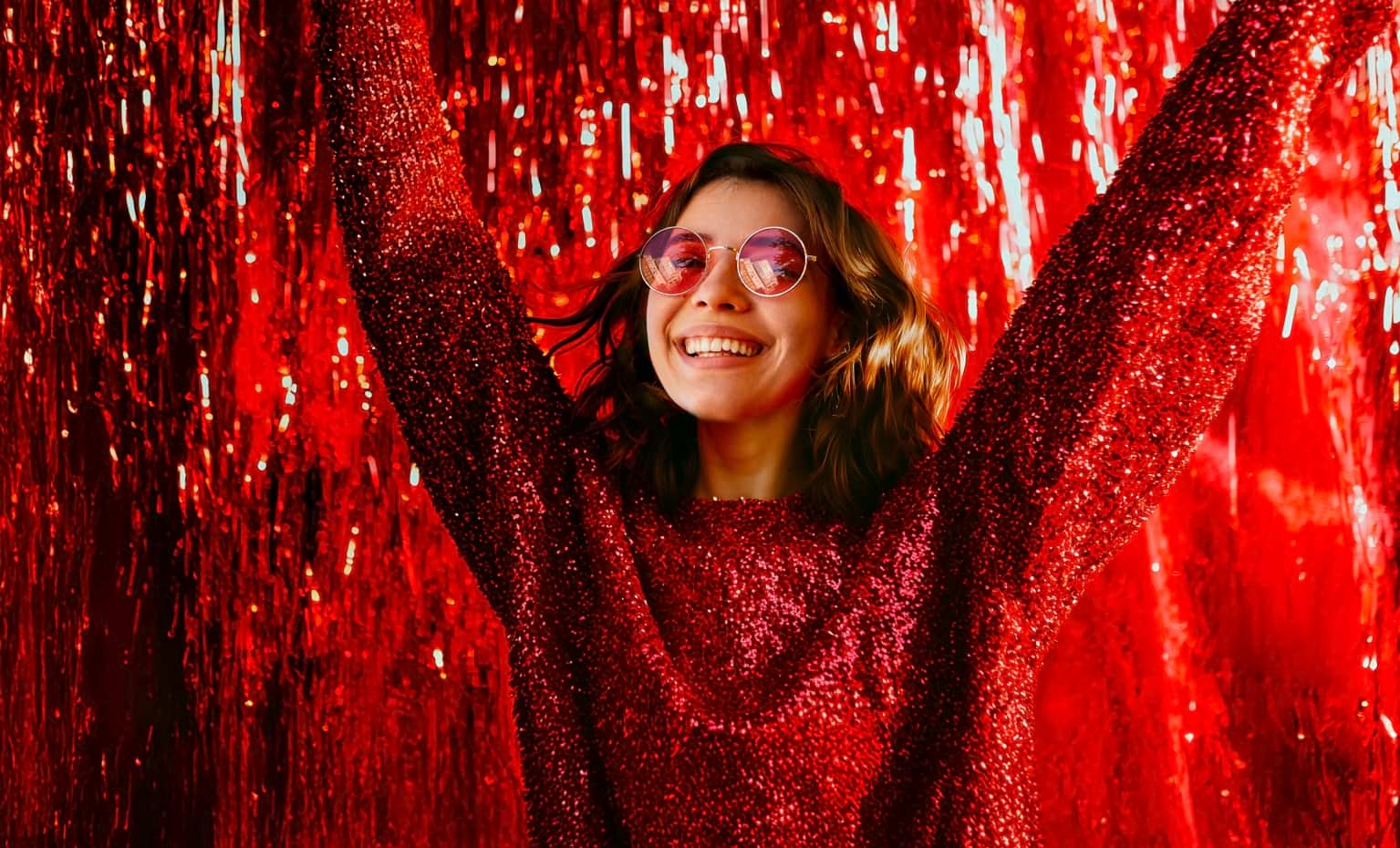 mulher jovem animada a dançar de braços no ar