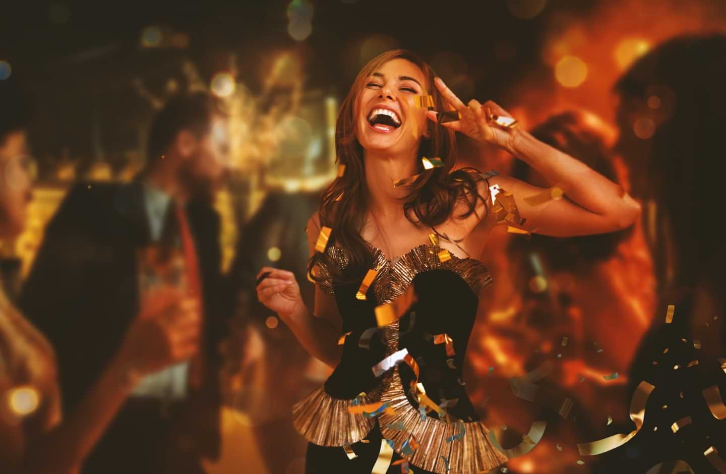 mulher dança e diverte-se em festa