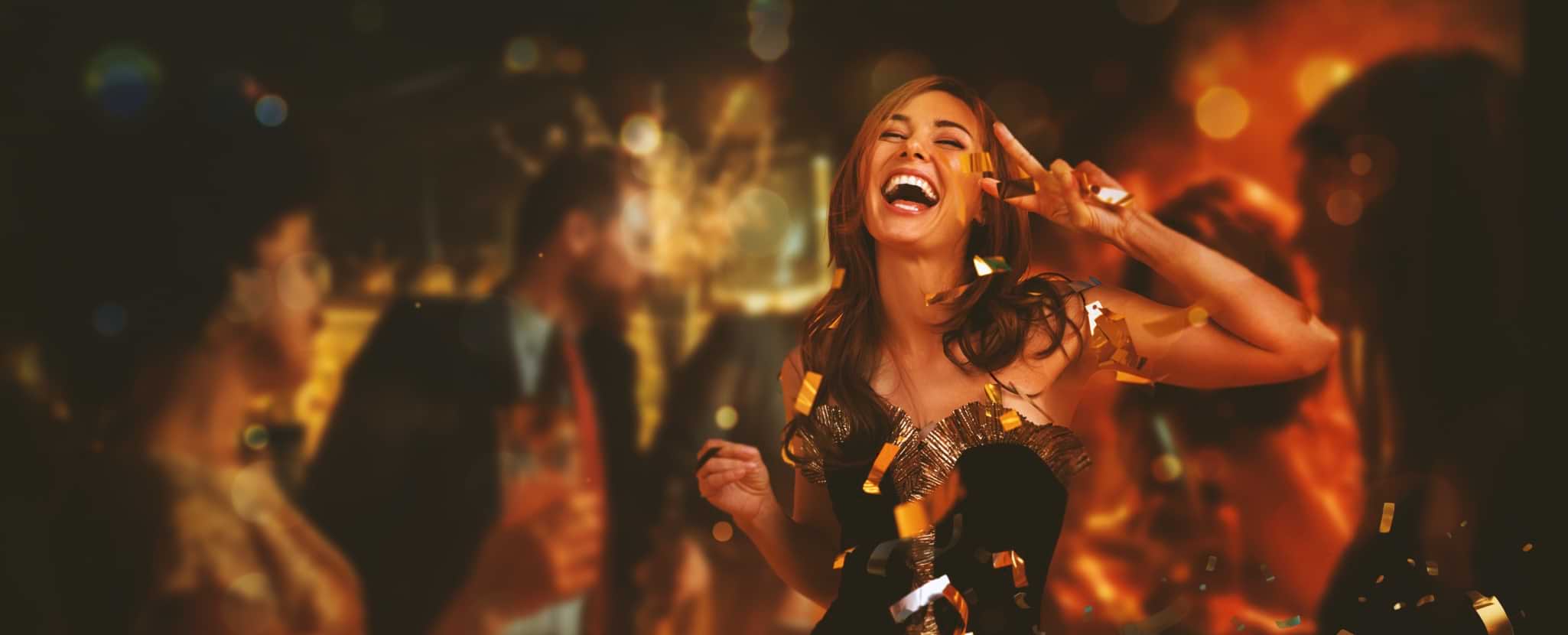 mulher dança e diverte-se em festa