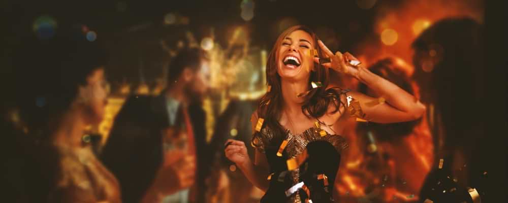 mulher dança e diverte-se em festa