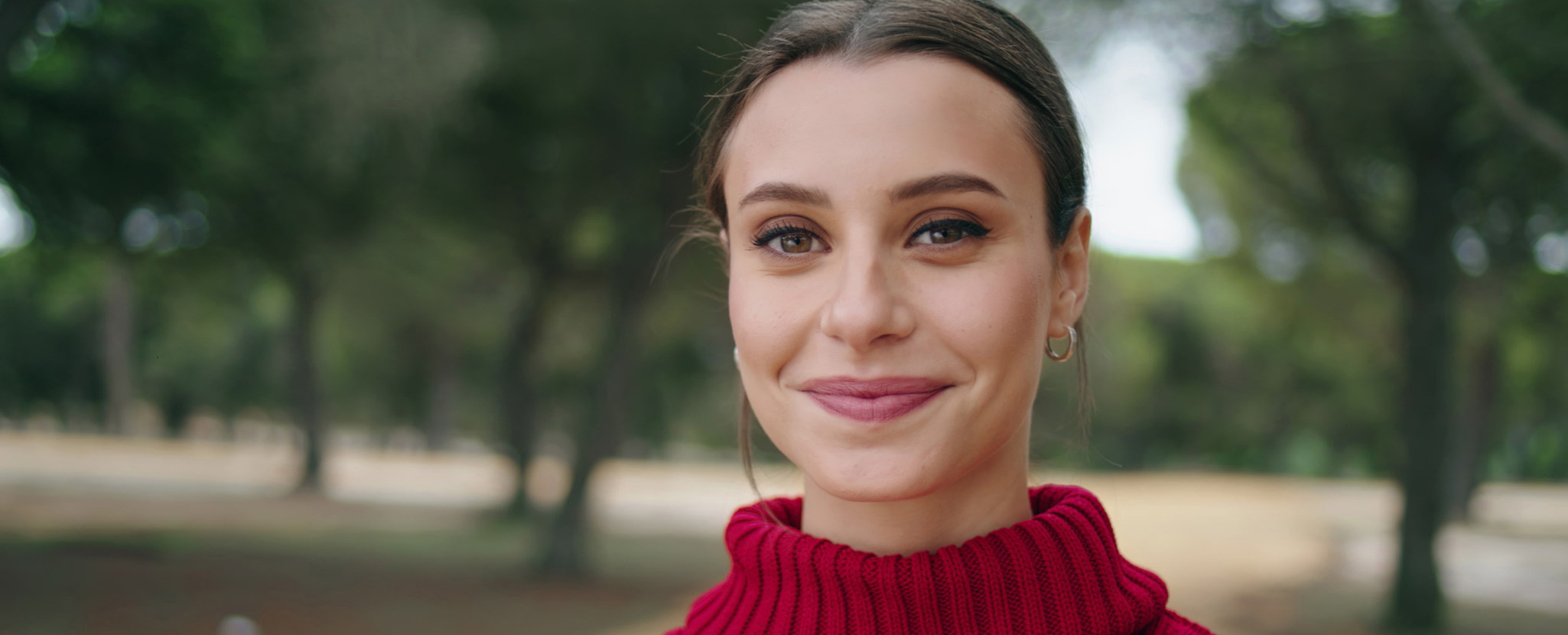 Mulher contente por abrir uma conta online no Santander