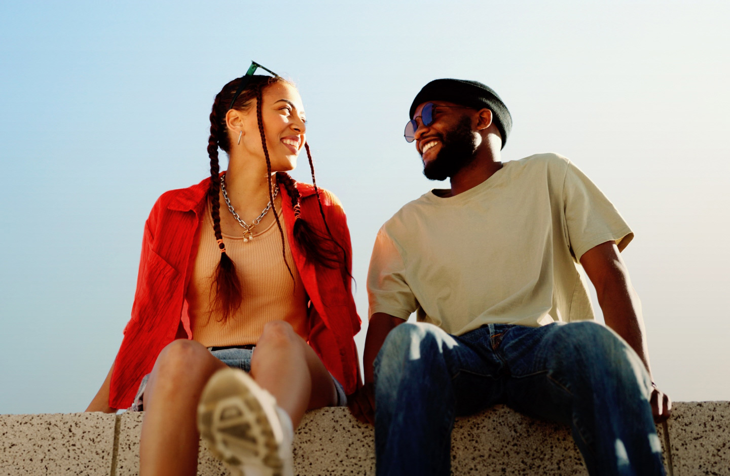 Casal feliz por abrir uma conta online no Santander