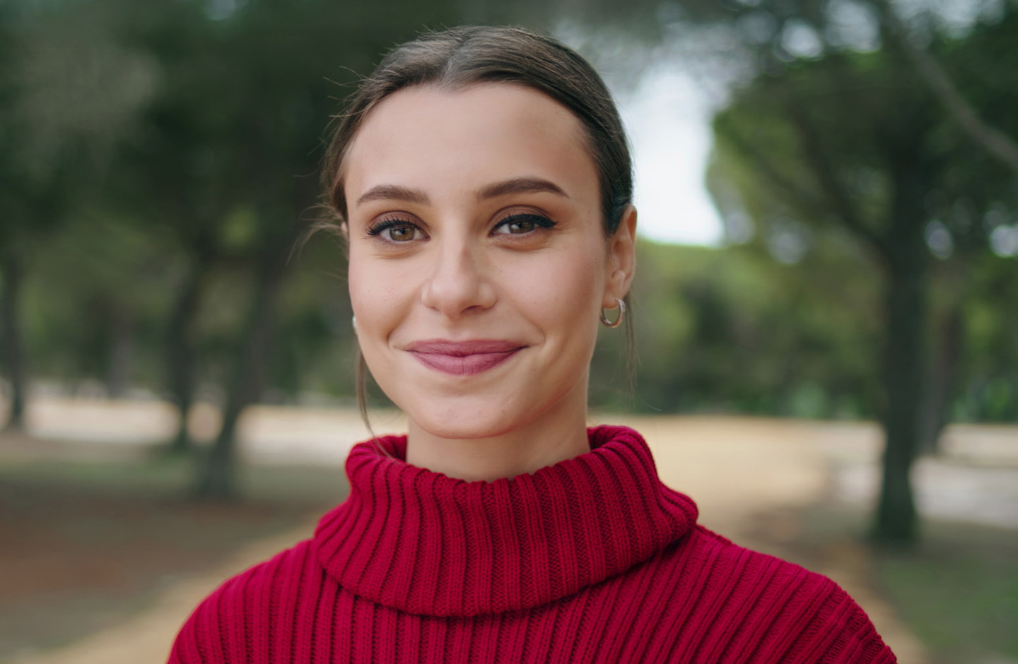 Mulher contente por abrir uma conta online no Santander