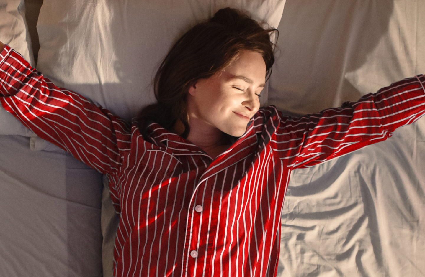 Mulher estica os braços ao acordar