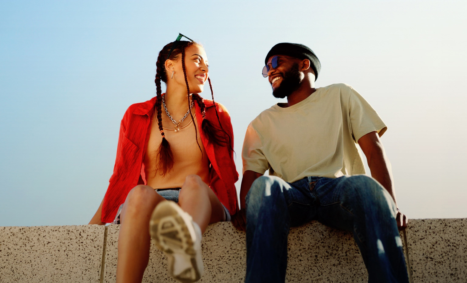 Casal feliz por abrir uma conta online no Santander