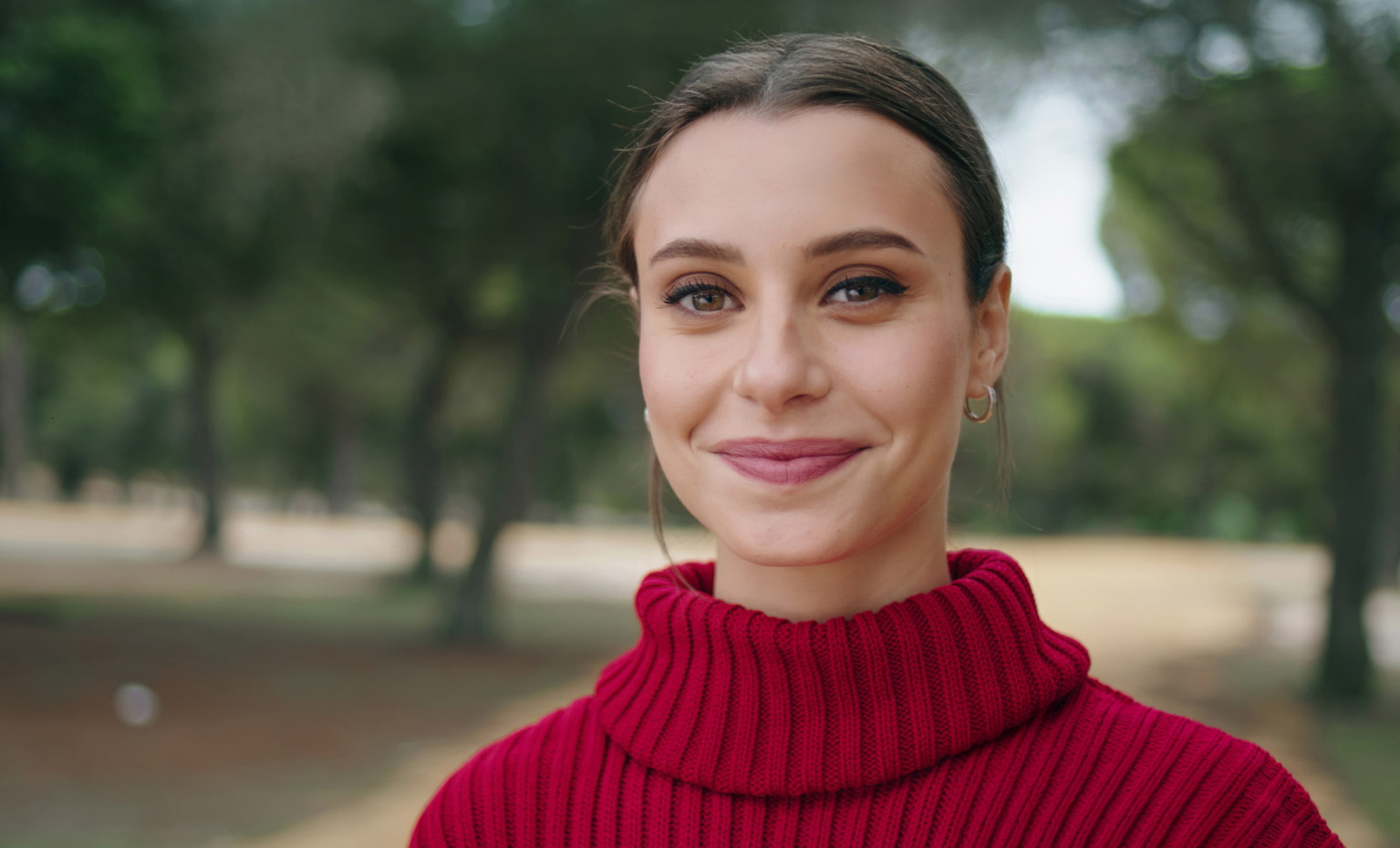 Mulher contente por abrir uma conta online no Santander