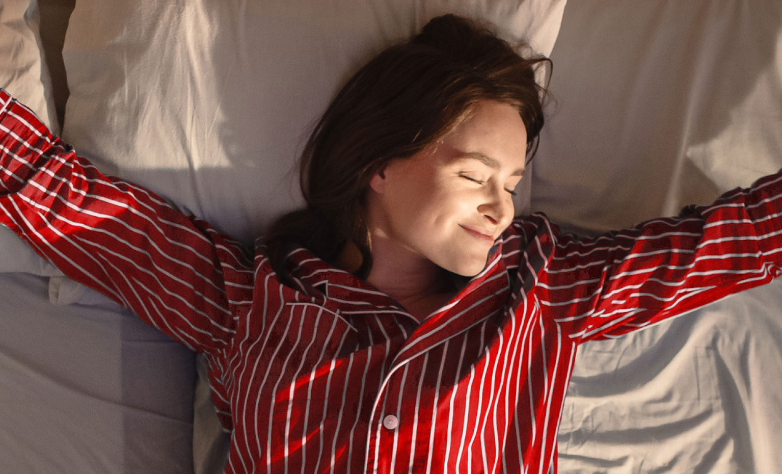 Mulher estica os braços ao acordar