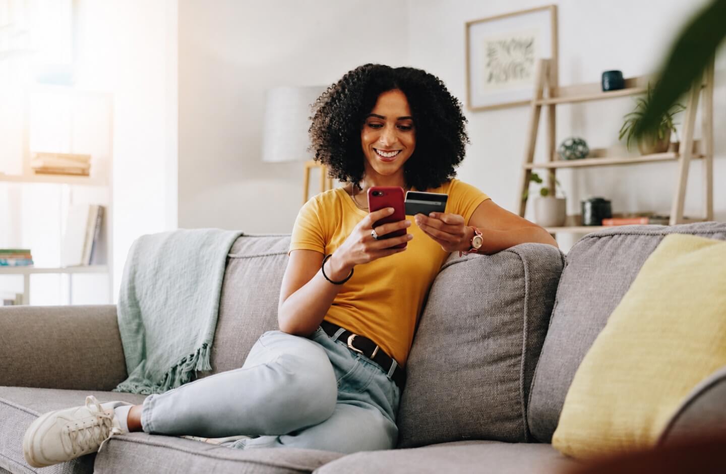 Mulher feliz com o seu cartão de crédito do Santander