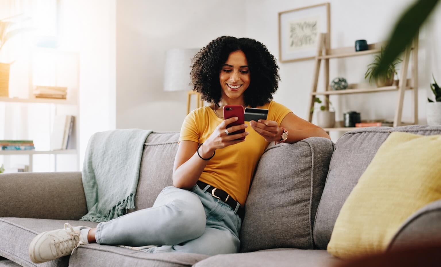 Mulher feliz com o seu cartão de crédito do Santander