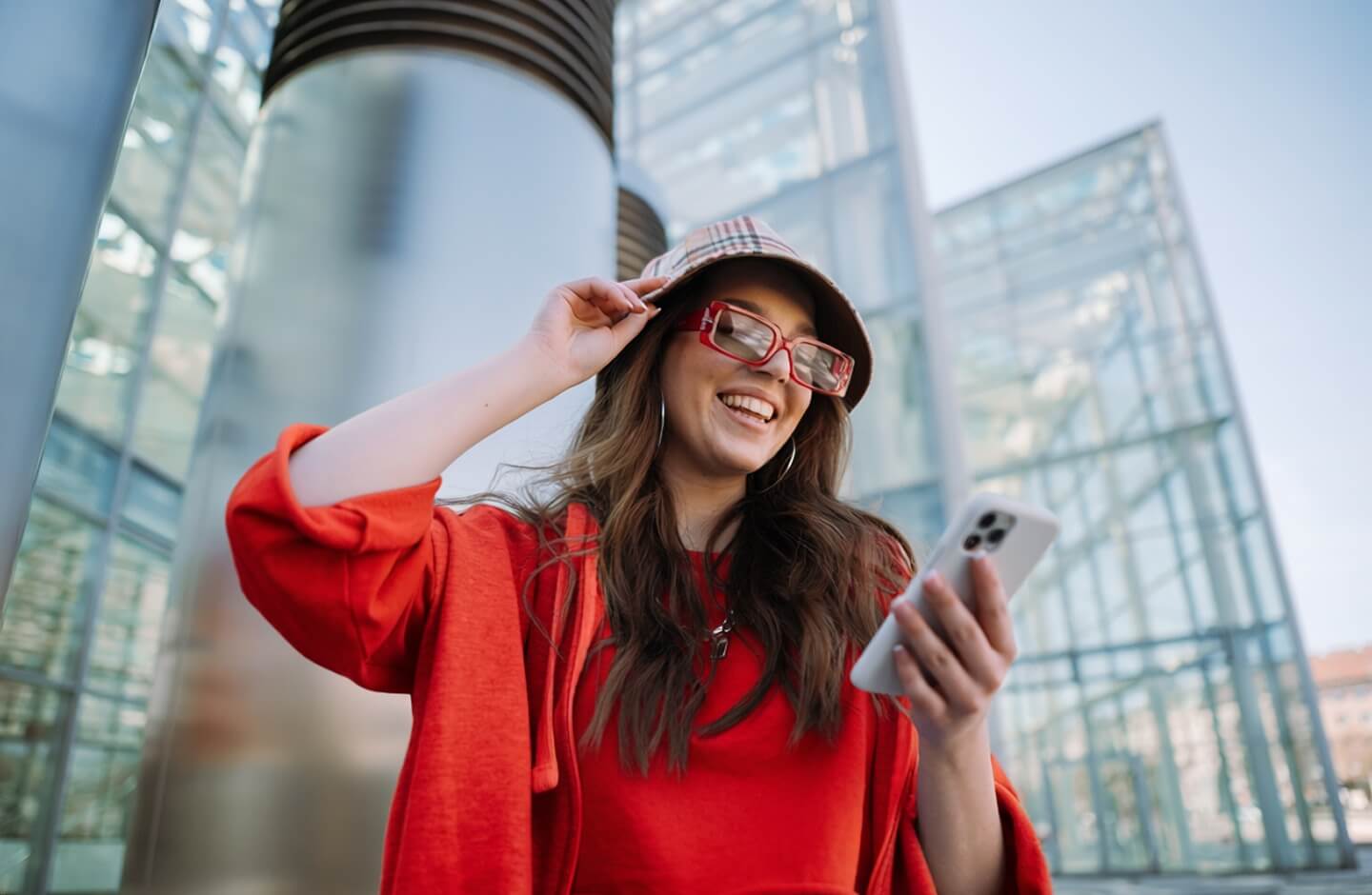 Mulher sorridente com o seu cartão de crédito Santander