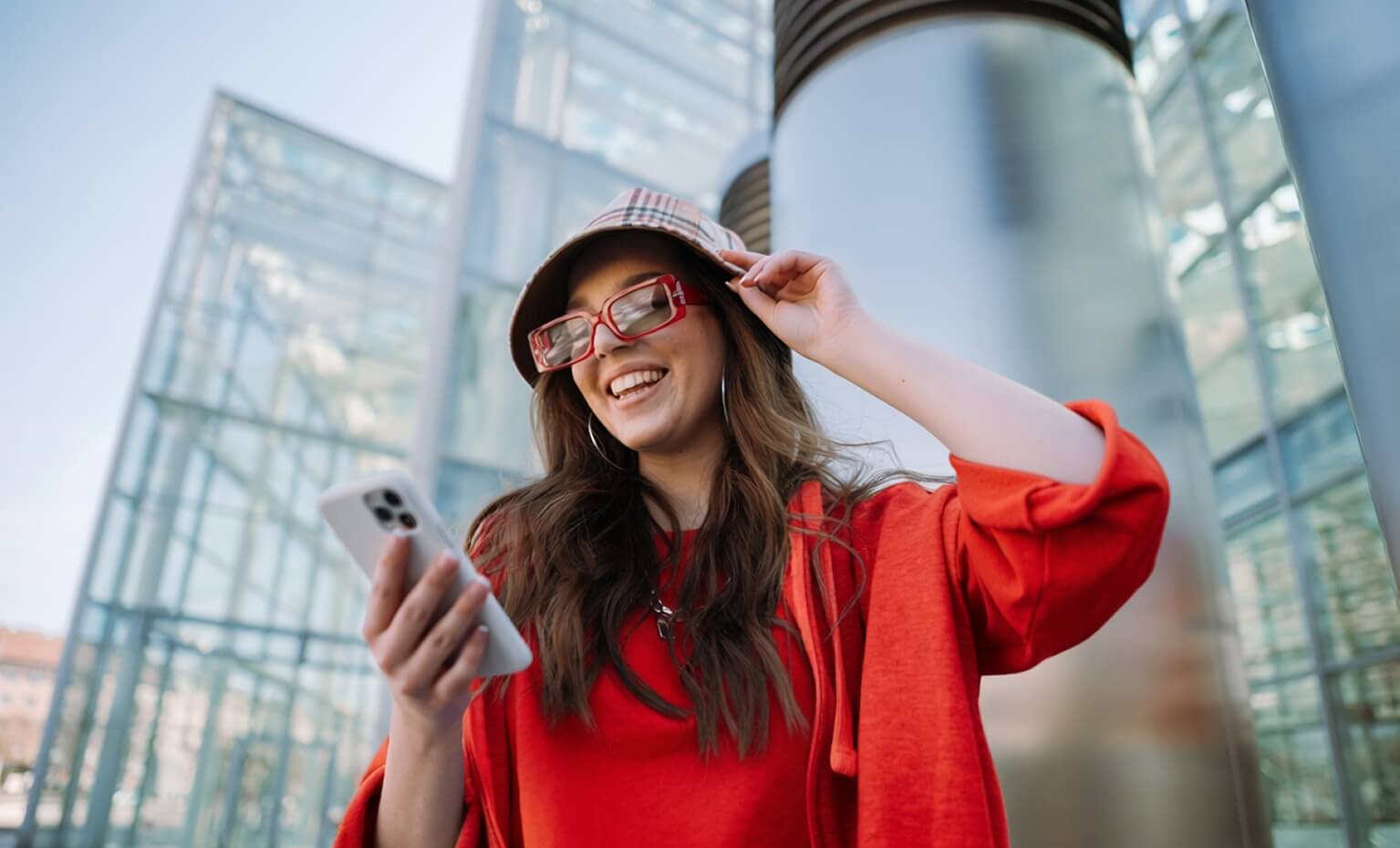 Mulher sorridente com o seu cartão de crédito Santander
