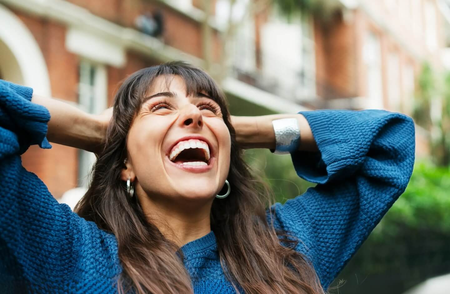 Mulher feliz com o seu cartão de crédito do Santander