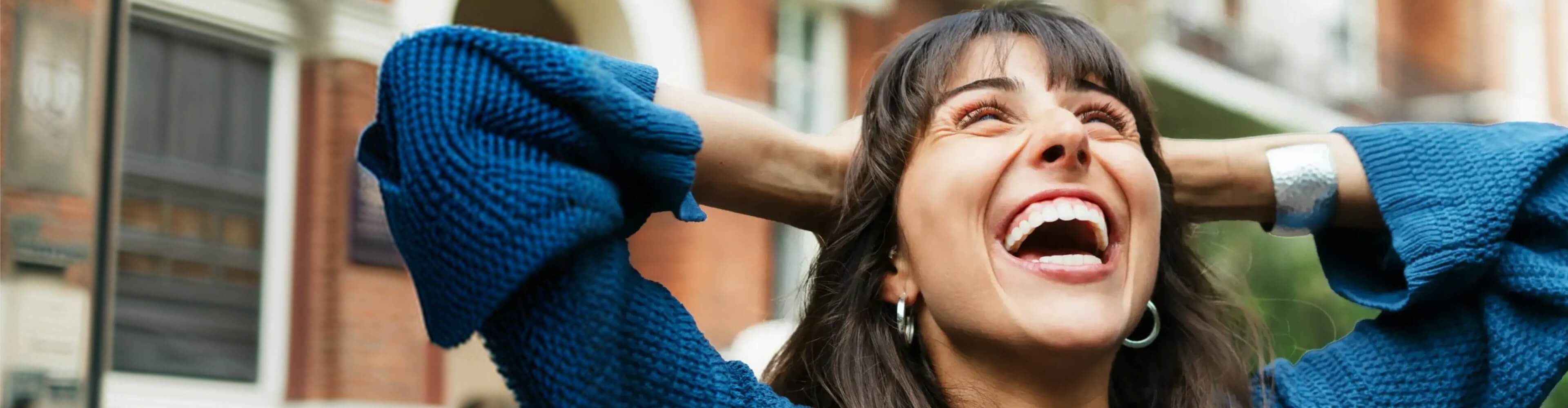 Mulher feliz com o seu cartão de crédito do Santander