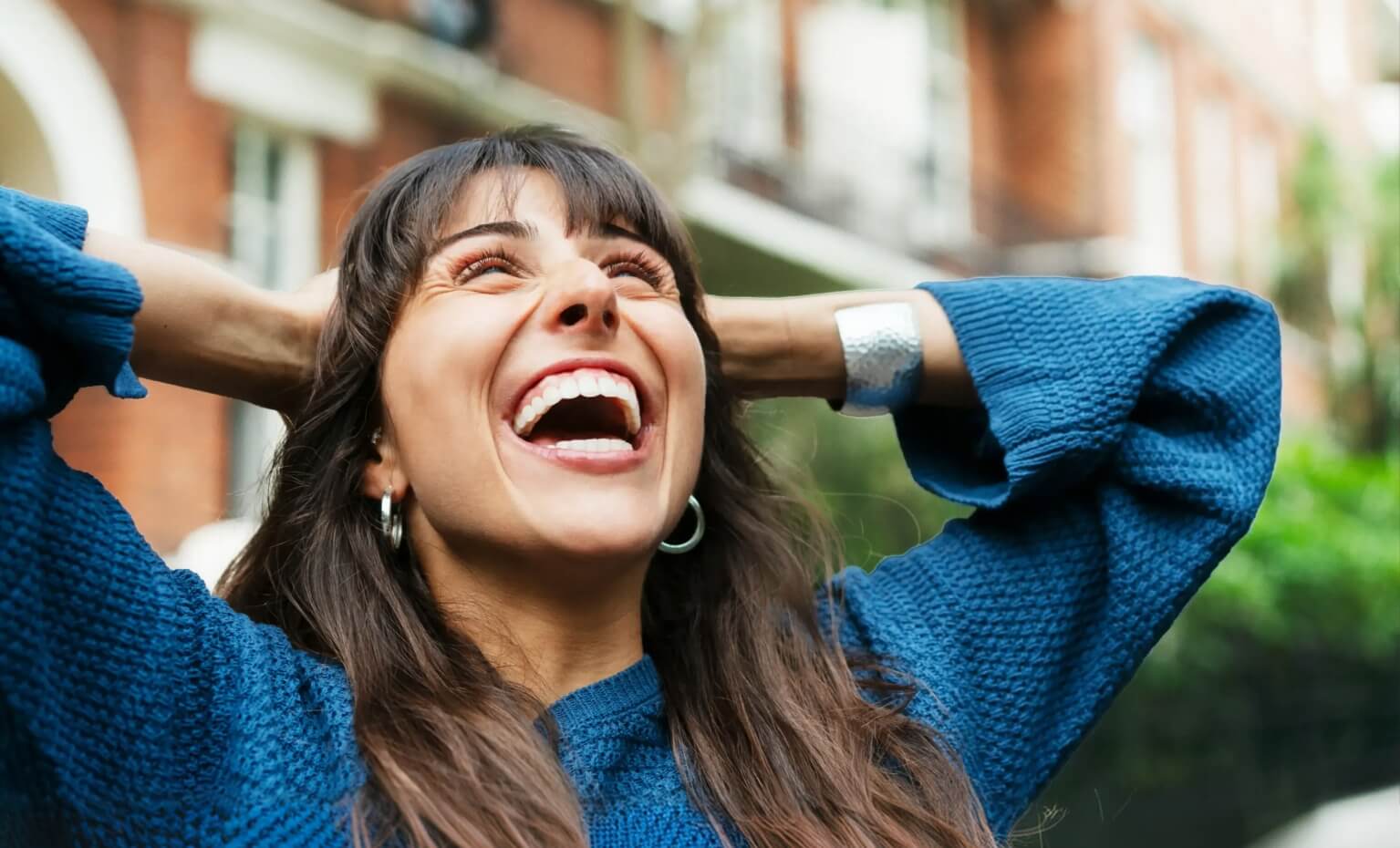 Mulher feliz com o seu cartão de crédito do Santander