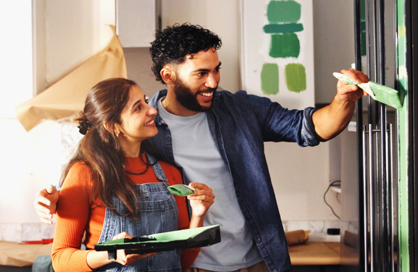 Casal jovem feliz por realizar um Crédito Habitação no Santander