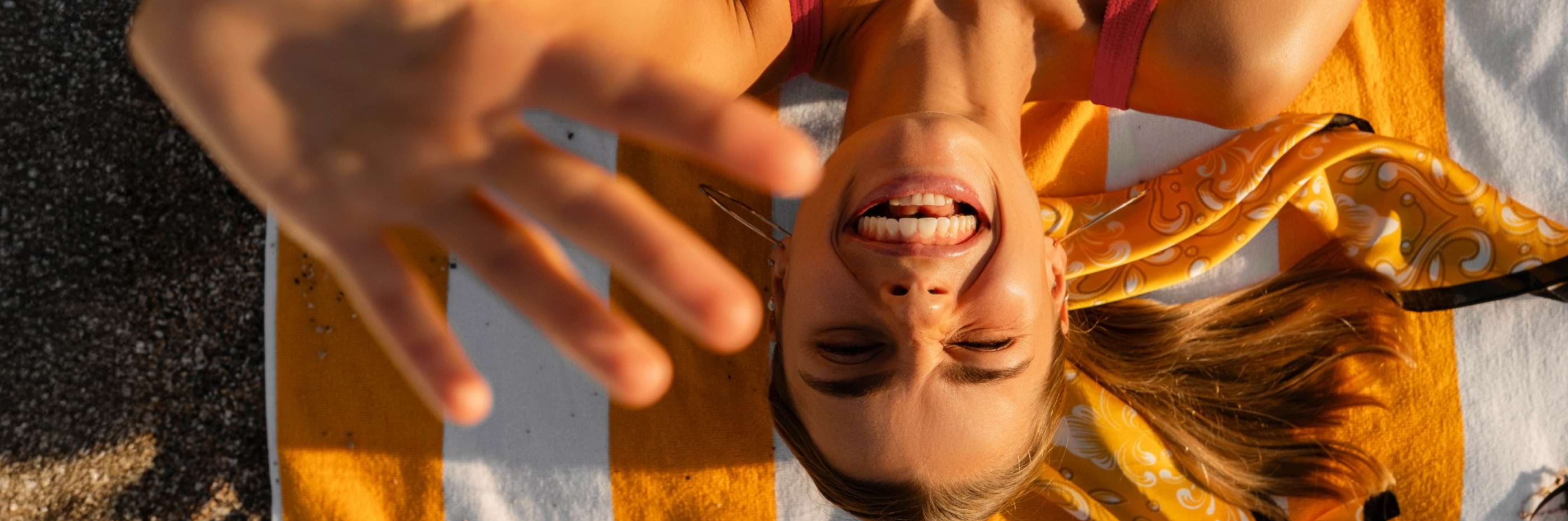 mulher sorridente em toalha de praia
