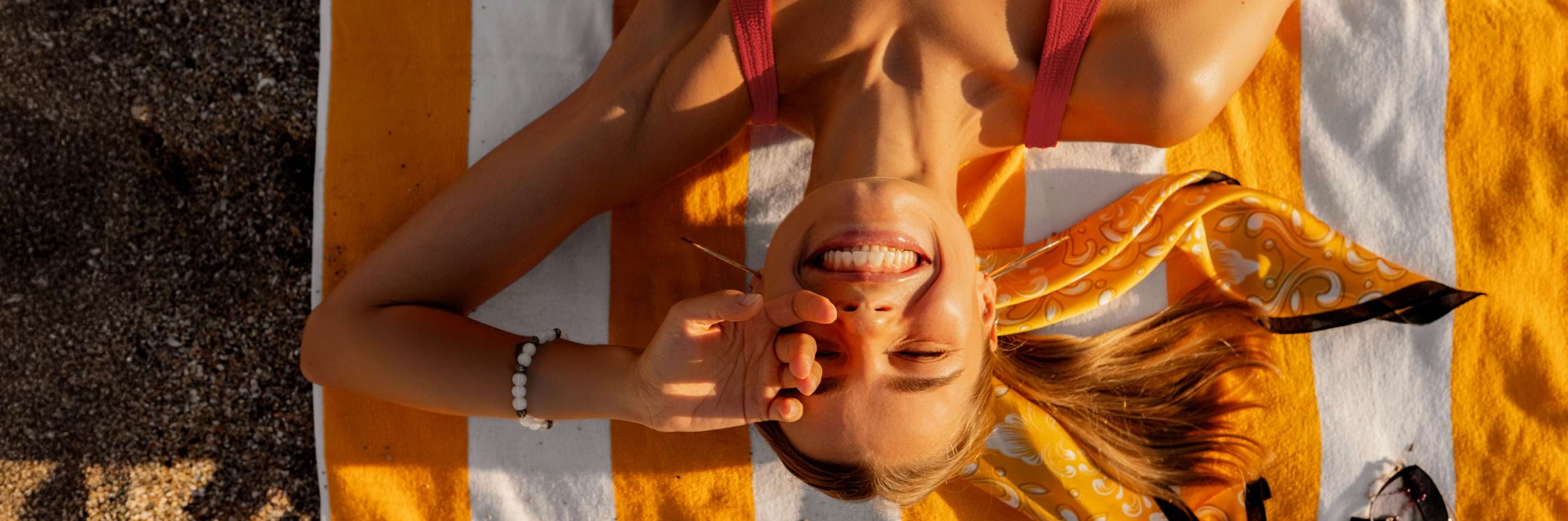 Mulher feliz de férias