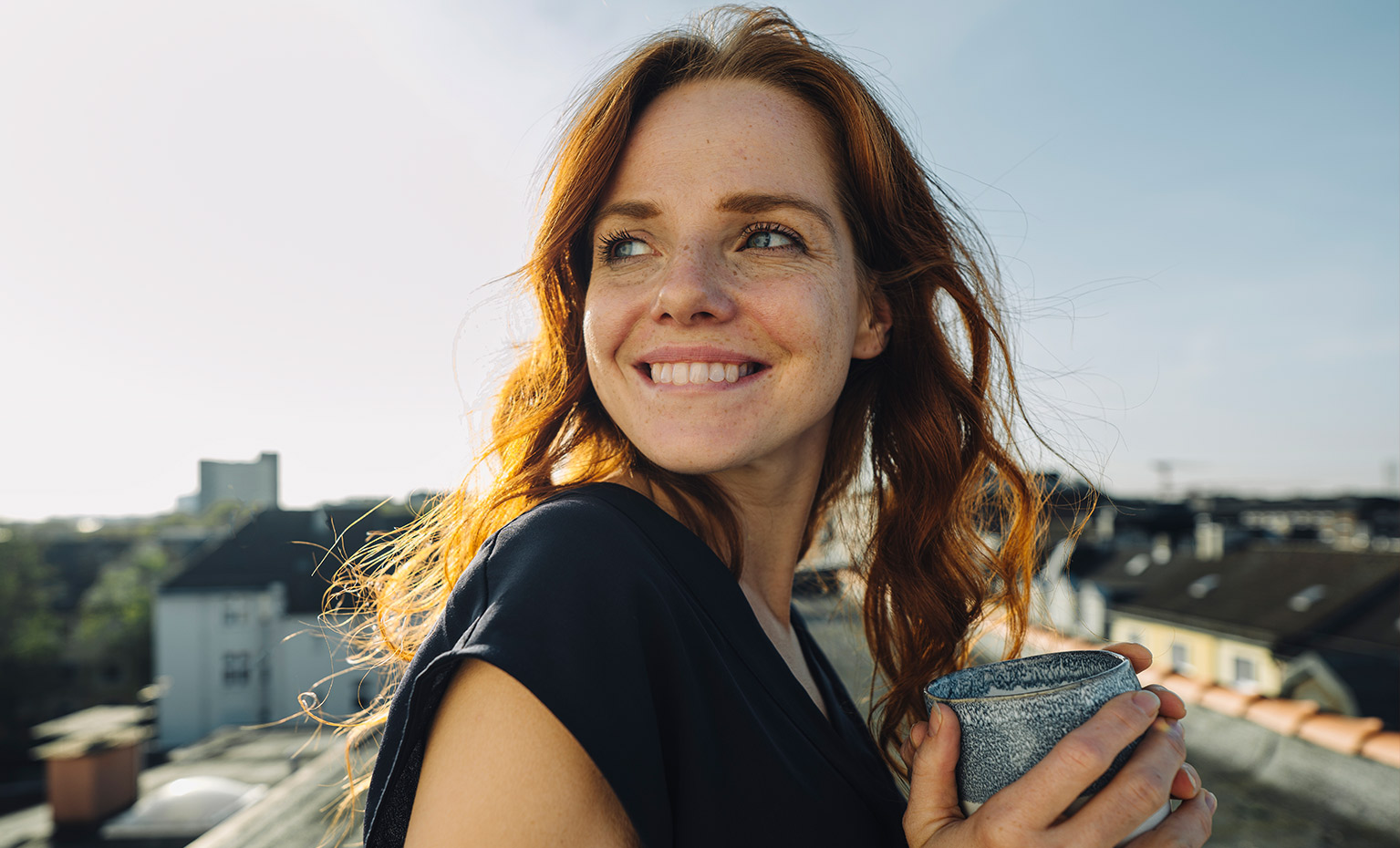 Mulher feliz por domiciliar ordenado no Santander