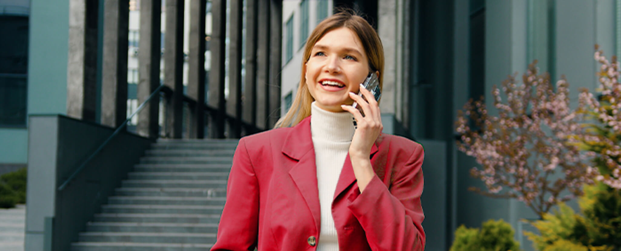 Mulher em outfit coorporativo faz chamada telefónica