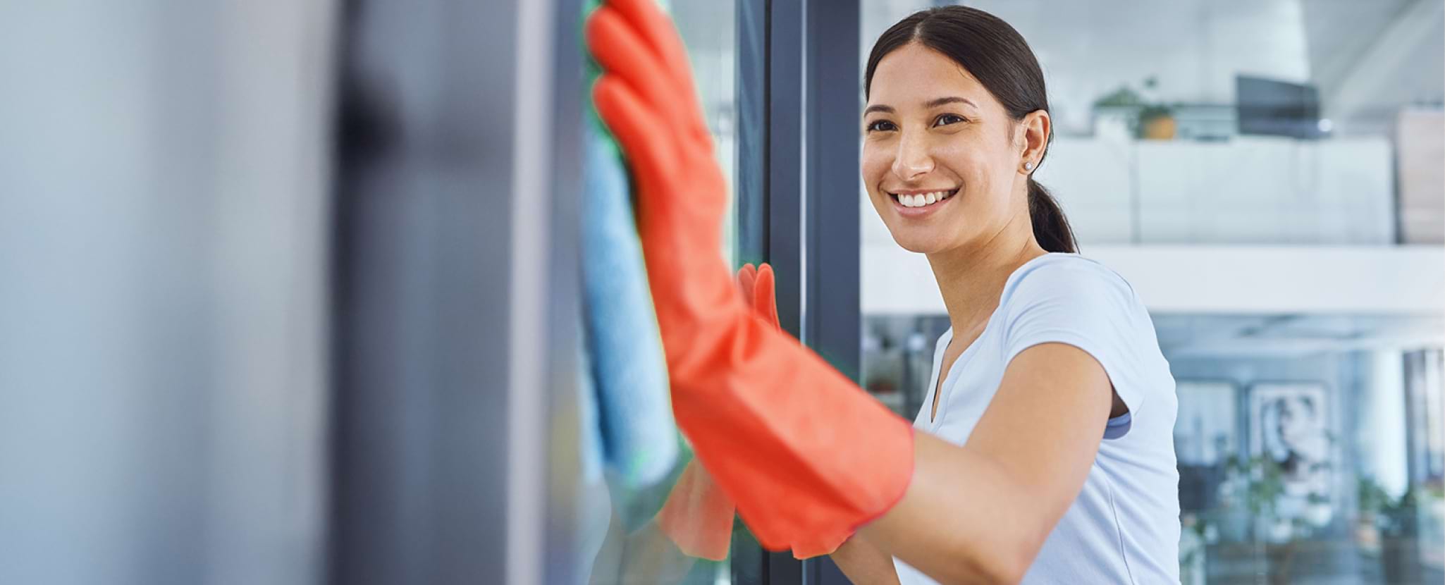 Mulher a limpar os vidros