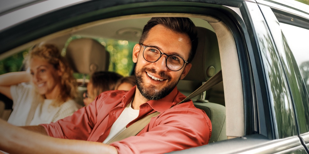 Homem conduz automóvel