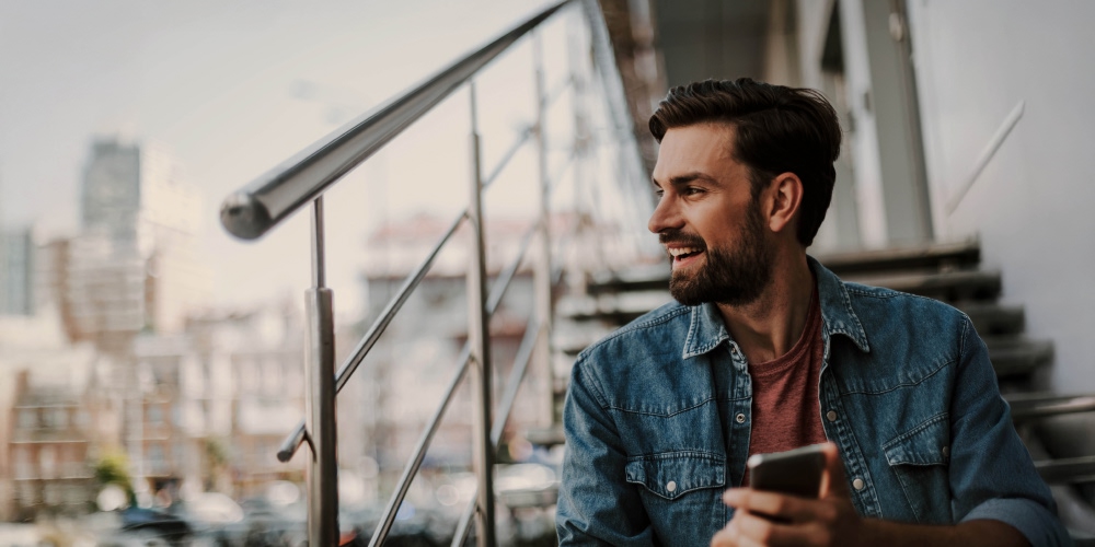 Homem com telemóvel nas mãos