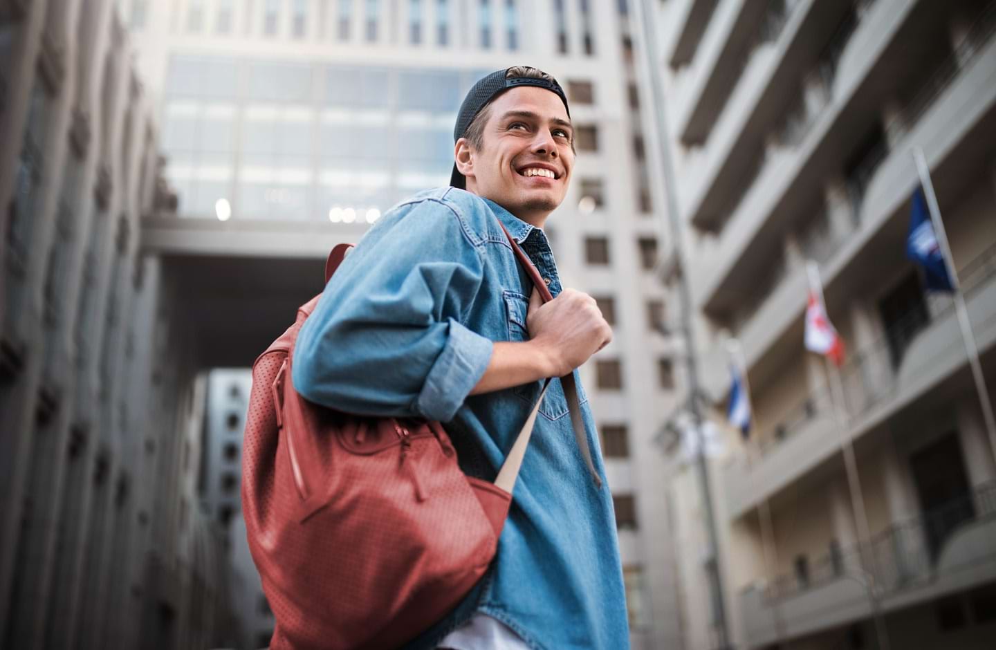 Homem feliz por realizar um crédito pessoal no Santander