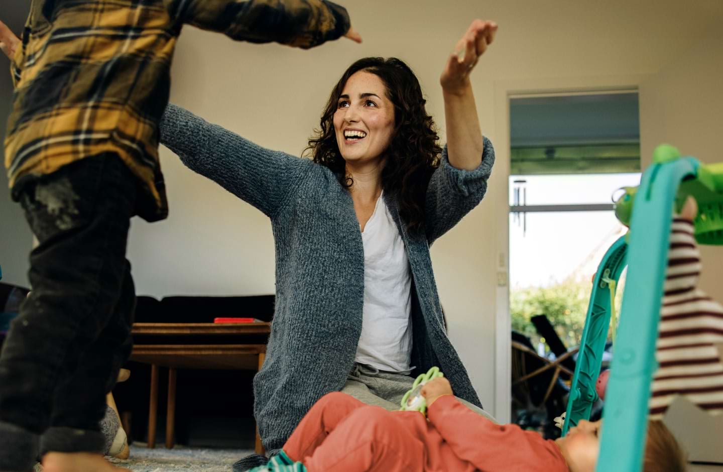 Mulher feliz por realizar um Crédito Pessoal no Santander