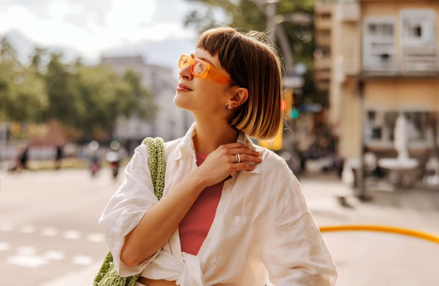 Mulher feliz por realizar um Crédito Pessoal no Santander