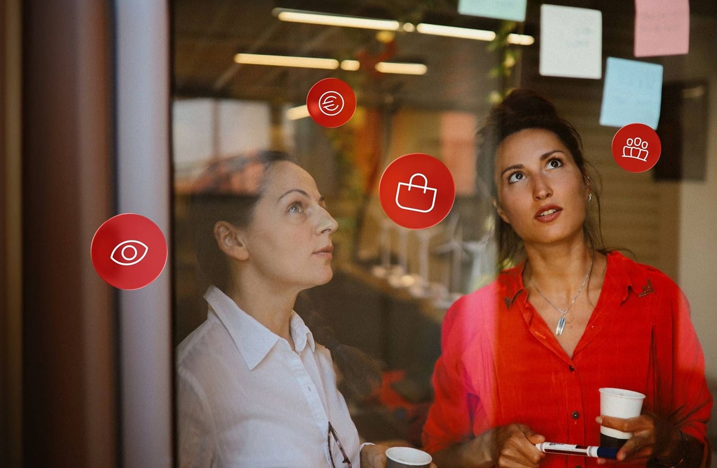 Duas mulheres consideram as vantagens de Santander Rewards para Empresas
