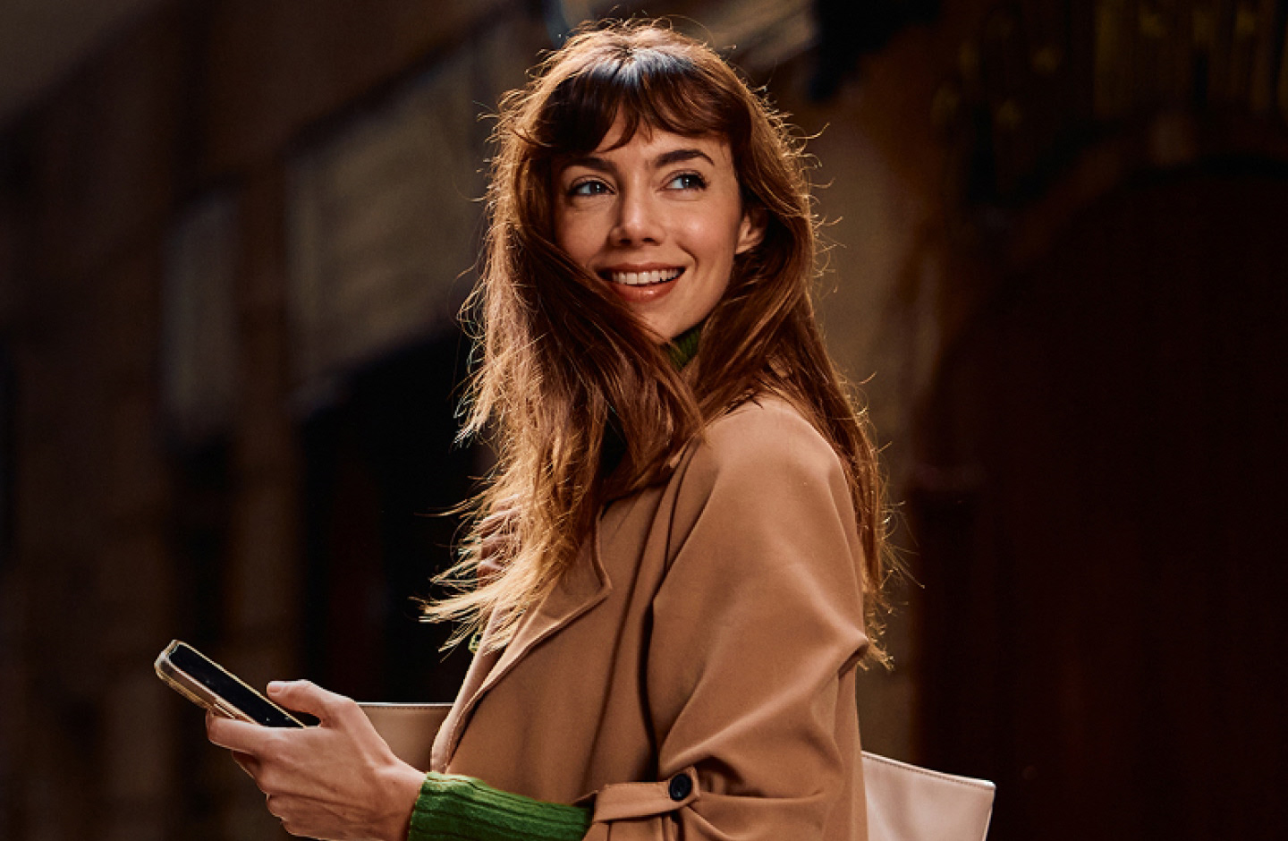 Mulher feliz com smartphone na mão porque é Cliente Select