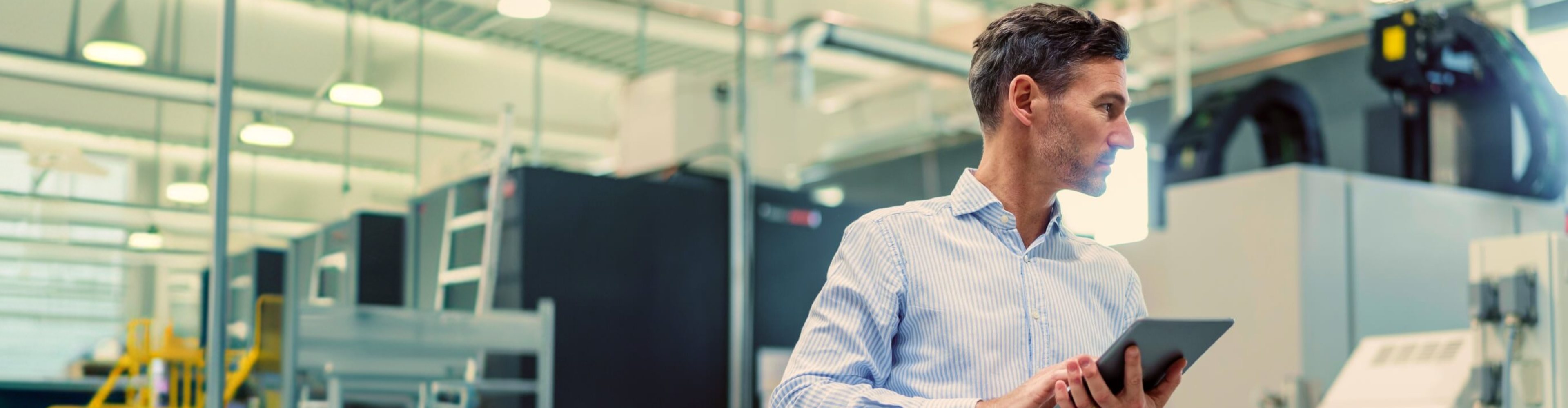 Homem empresário dentro da uma empresa que faz investimentos estratégicos