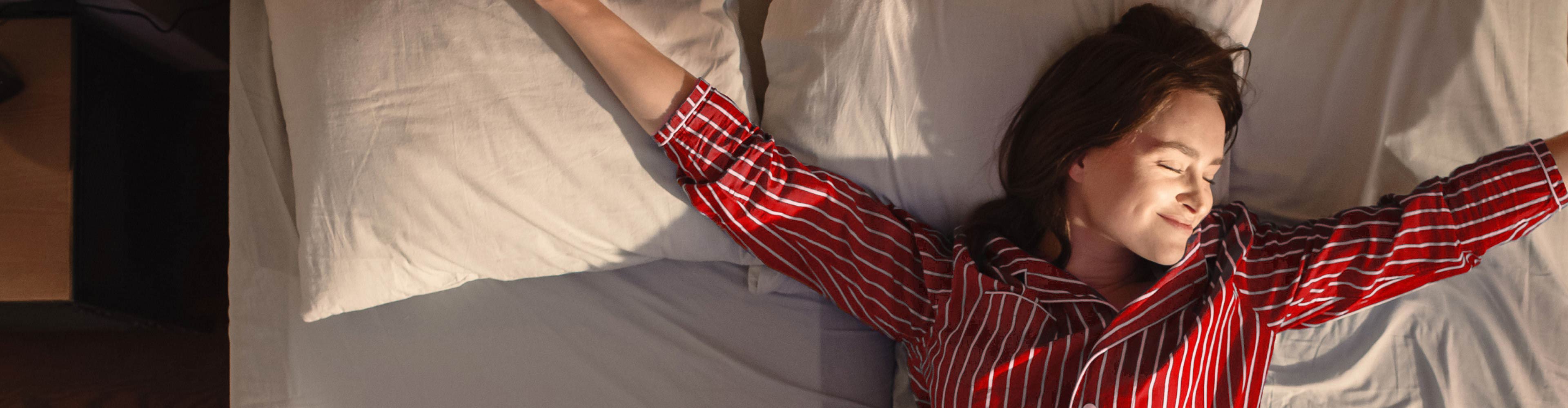 Mulher estica os braços ao acordar