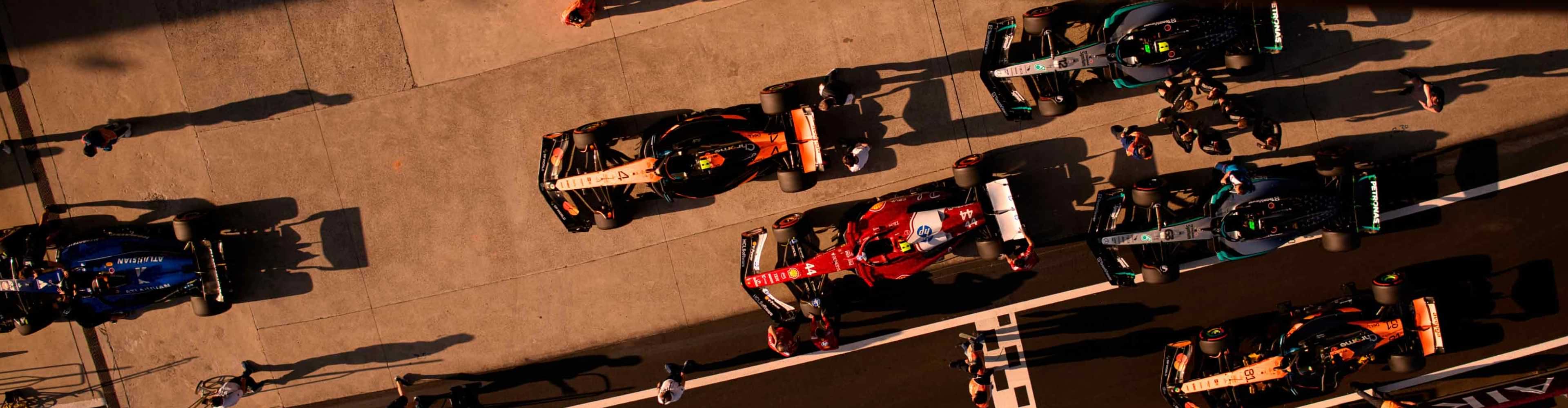 Carros de Fórmula 1 no circuito 