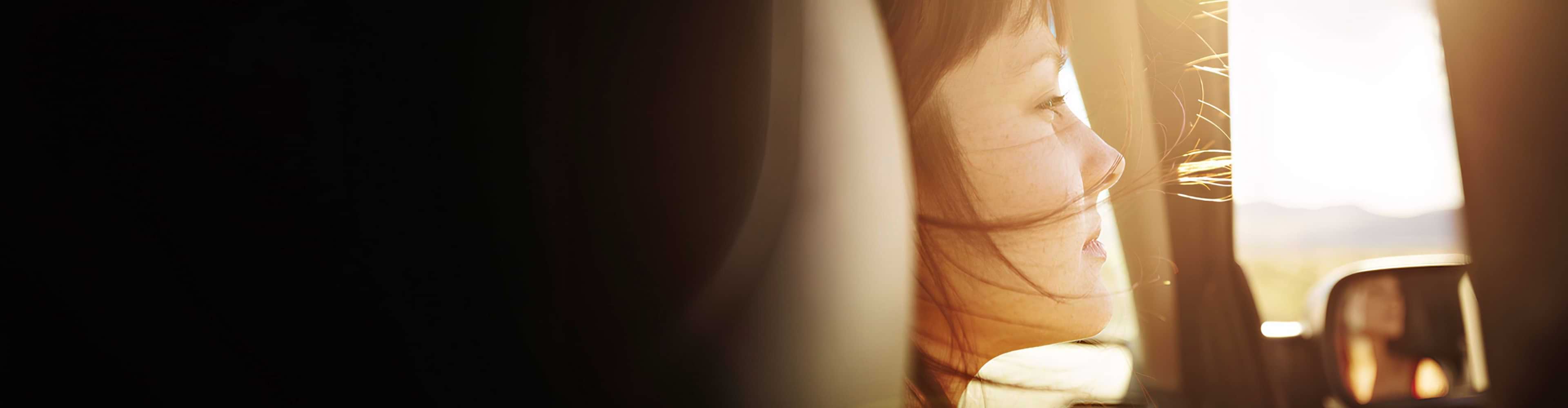 Mulher com janela aberta dentro do carro