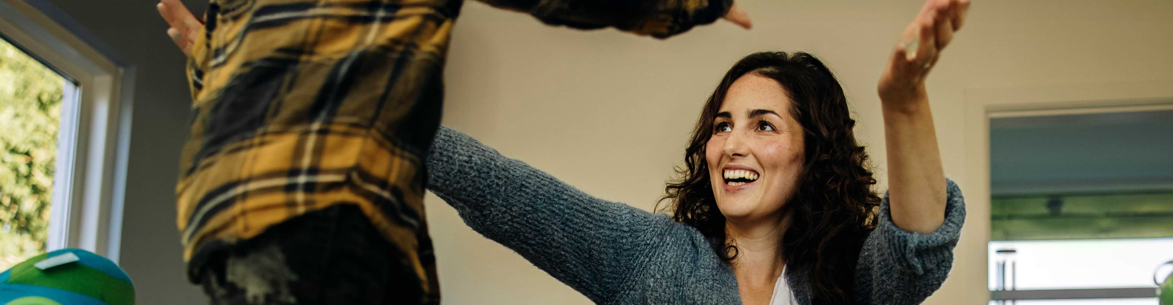 Mulher feliz por realizar um Crédito Pessoal no Santander