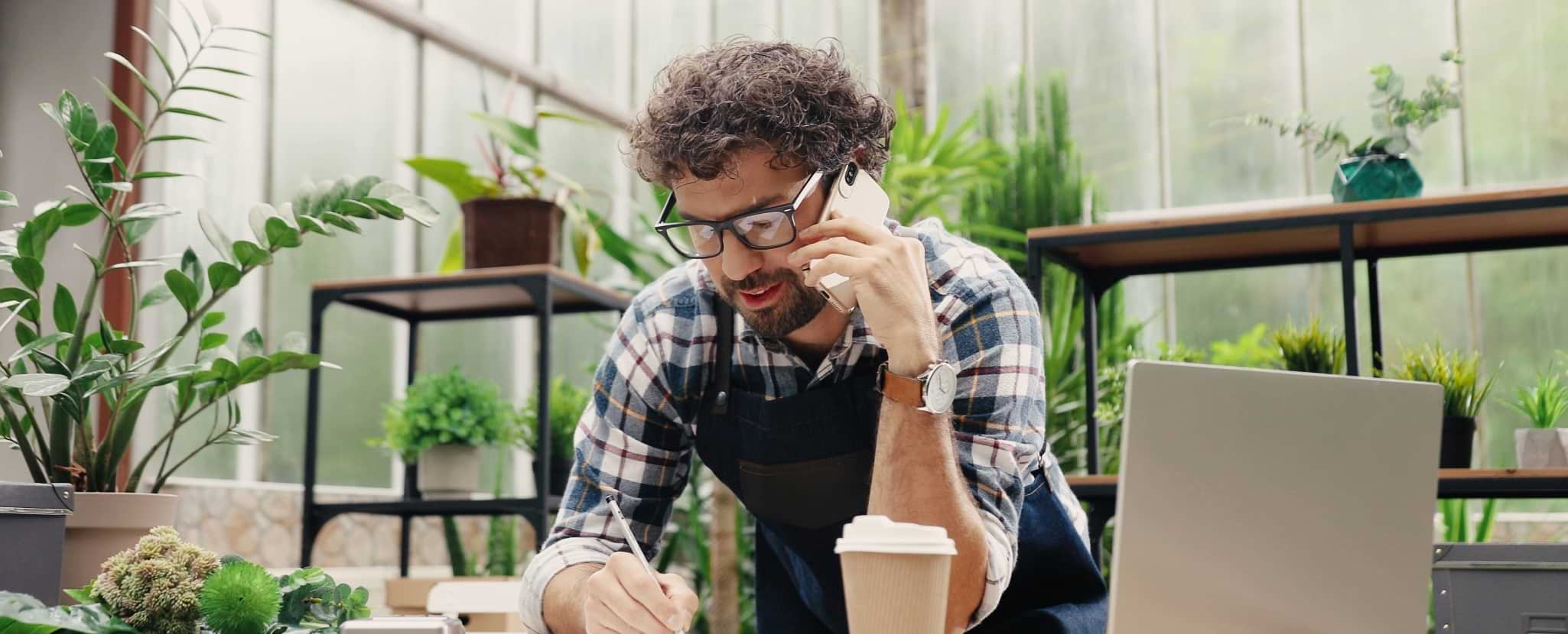 Barista toma nota enquanto faz chamada telefónica