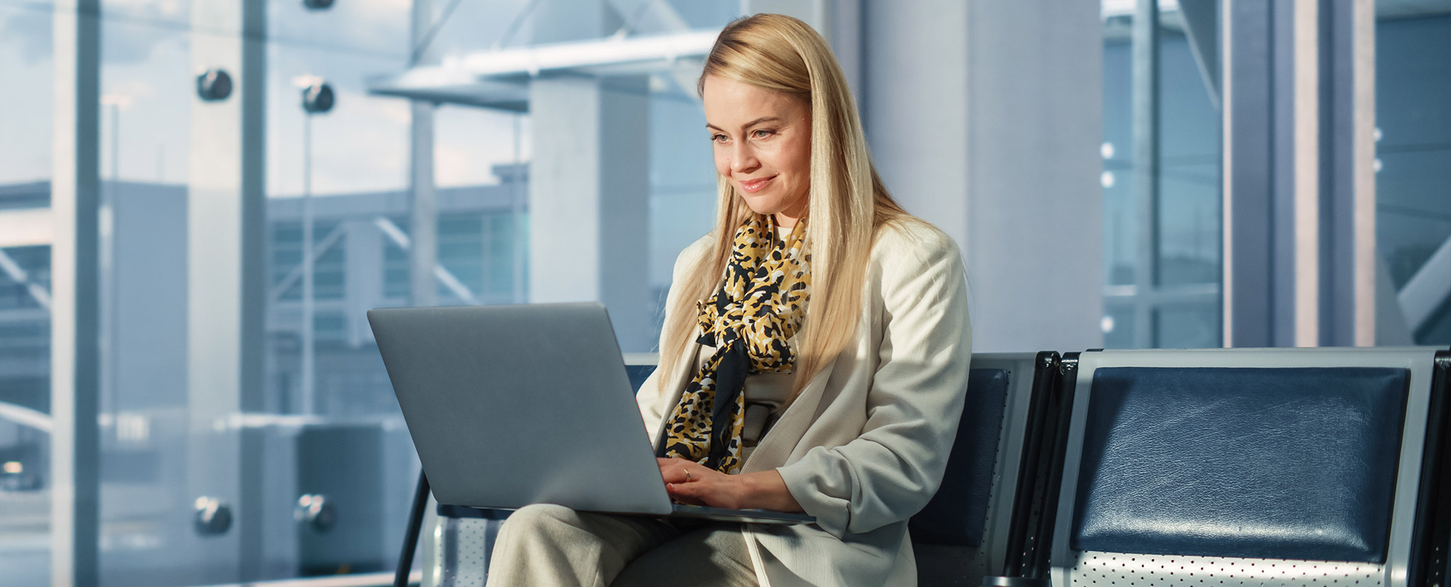 Mulher contente utiliza o computador
