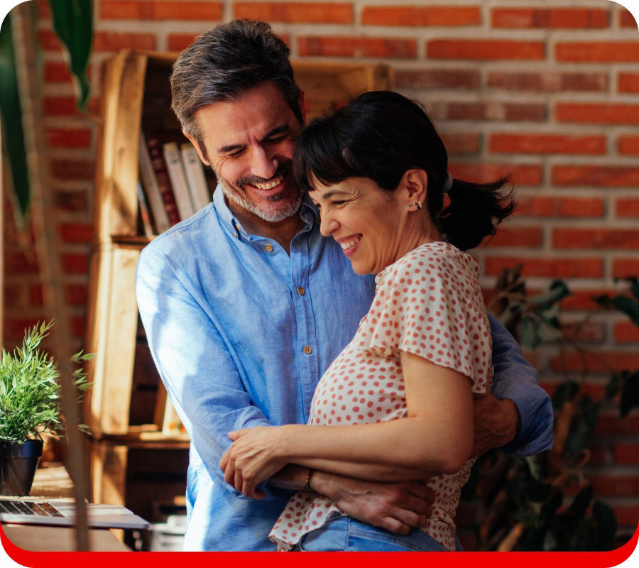 Casal de homem e mulher abraçados e felizes